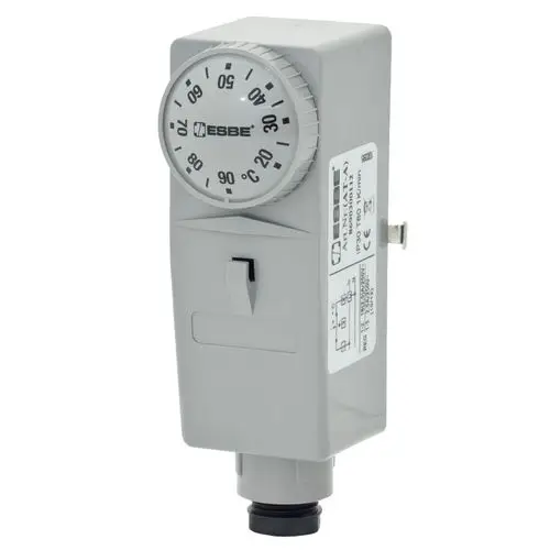 Thermostat von ESBE in grauer Bauweise mit Einstellrad für Temperaturregulierung von 20 bis 90 Grad. Anschlussmöglichkeiten und Produktinformationen auf der Seite sichtbar.